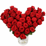 Hart van rode rozen in een boeket