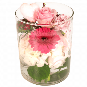 Roze moederdag bloemen in glazen vaas