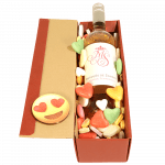 Marqués Tempranillio Rosé wijn in luxe rode geschenkdoos met smiley en gevuld met mixed hartjes snoep