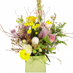 Tasje met boeket paasbloemen